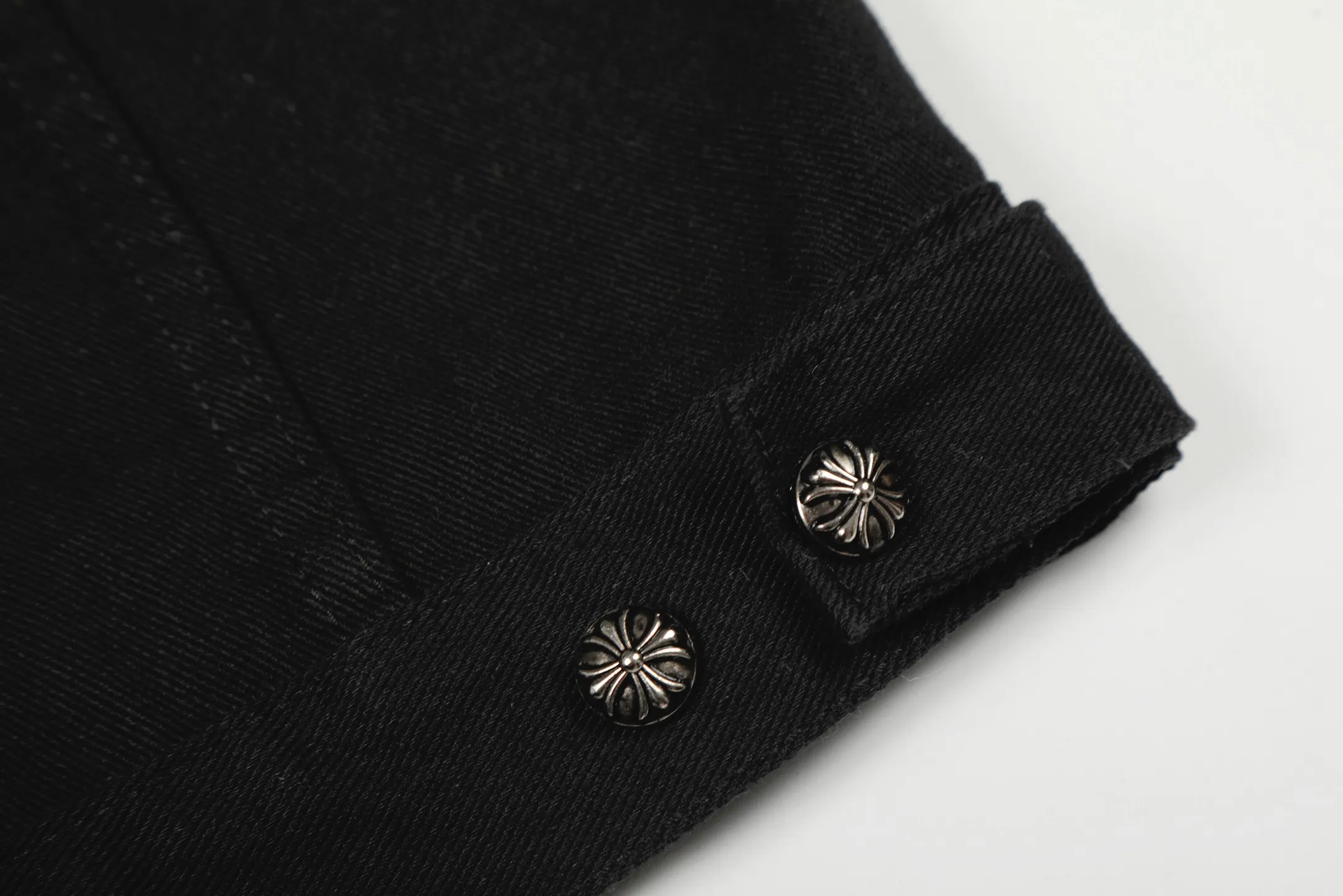 P270 💰 Chrome Hearts Chrome Hearts Cross-Patch Leather Embroidered Shirt Denim Jacket OS version can be worn by both men and women! The fabric is made of twill gauze cotton fabric! The texture is clear and smooth, not easy to wrinkle or fade! The embroidery process is complex and repetitive. There are more than 20 leather labels. It takes 6 repeated embroidery steps to complete the back body. The requirements for the embroidery machine are very strict, and the distance is 45 cm! It won’t work if the spacing is too big, and it won’t work if it’s too small! We make clothes with care, and every detail must be restored one to one! The hardware is all carved and cast, and they are all genuine from the original factory! This piece of clothing consumes a lot of material, with more than 3 meters of material used for one piece of clothing! After the garment is made, it needs to be fixed at high temperature, washed at a water temperature of more than 70 degrees, and softened by adding softener to make the upper body softer and smoother! There is a flap on the sleeve that can be stored into short sleeves! Make it fit that understanding Color: Black White Size: S-M-L-XL